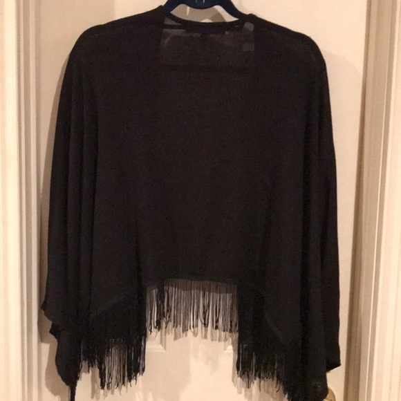 Lightweight knit cape w/fringe. - Picture 4 of 4